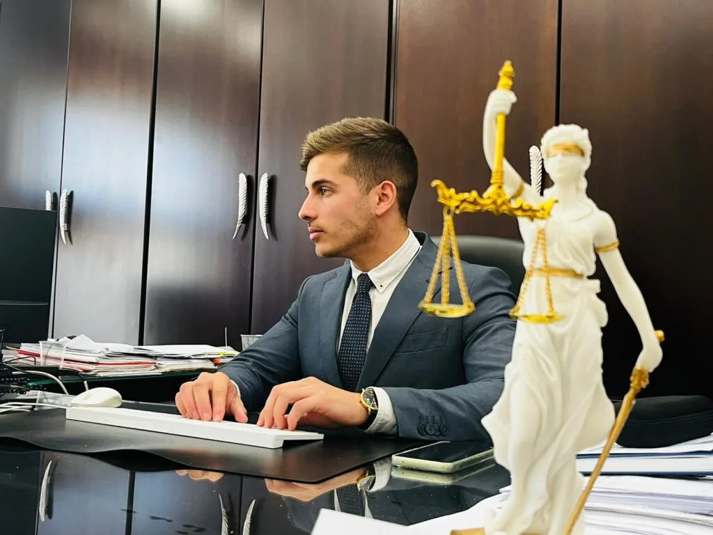 Jesús Núñez García, abogado trabajando en su mesa de despacho