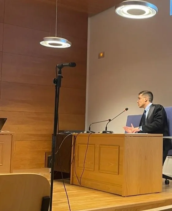 Jesús Núñez, abogado en Punta Umbría y Huelva, ejerciendo en sala de vistas