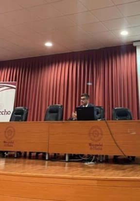 El abogado Jesús Núñez impartiendo una ponencia académica en la Facultad de Derecho de la Universidad de Huelva.